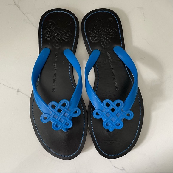 Authentic Diane von Furstenberg Lush Love Knot Flip-Flop Sandals - Picture 3 of 8